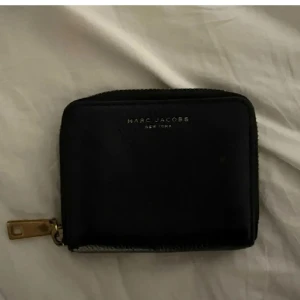 Marc Jacobs plånbok  - Marinblå Marc Jacobs plånbok, som ny! Köpt här på Plick 🤍🤍