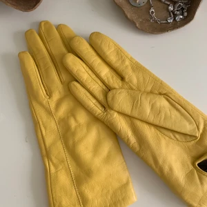 Gula handskar - Gula handskar i äkta skinn. Fodrade. Storlek 7. 