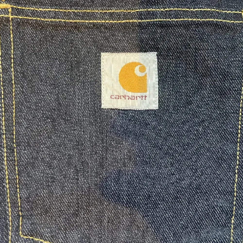 Knappt använda carhartt newel pants köpt på shelta i göteborg,skriv för mer bilder.. Jeans & Byxor.
