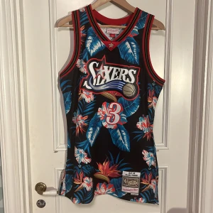 Allen Iverson Jersey  - Never worn authentic wingman jersey. Passar S/M/L Org Pris: 1300kr
