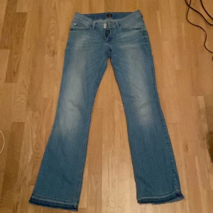 Lågmidjade jeans  - Lågmidjade jeans från märket Lee, dom är bootcut/utsvängda! 