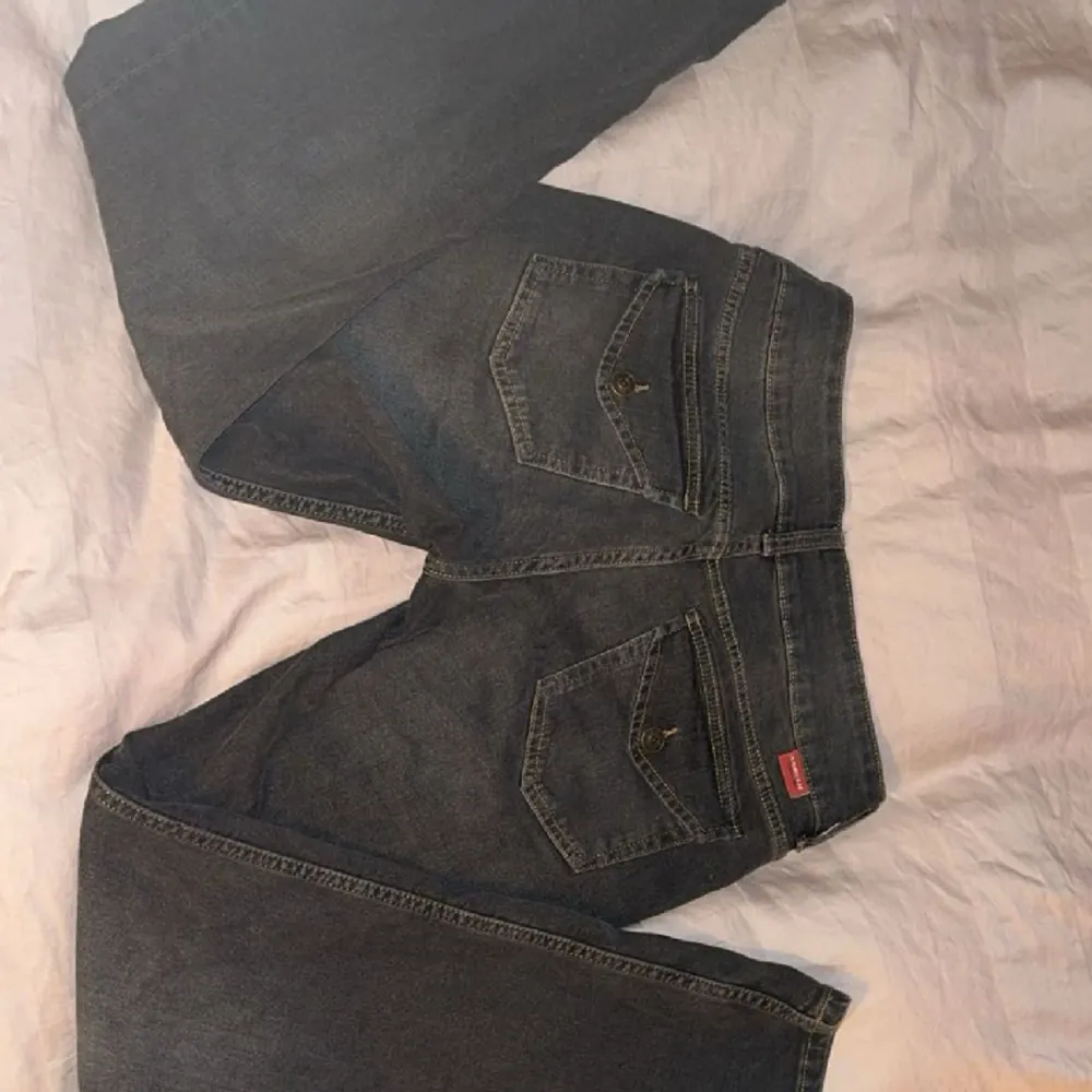 De populära mörkgråa jeansen från HM med fickor baktill. Helt slutsålda på hemsidan. Säljer då jag har många liknande. I väldigt bra skick!❤️ Storlek 38 men passar även mig som brukar ha 36. Jeans & Byxor.