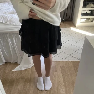 Svart Chelsea Kjol - Säljer min super fina Chelsea kjol i svart då den inte kommer till användning längre! 🖤 Super fint skick och är i stl S! Ordinarie pris är 449kr!  (Lånad första bild) 