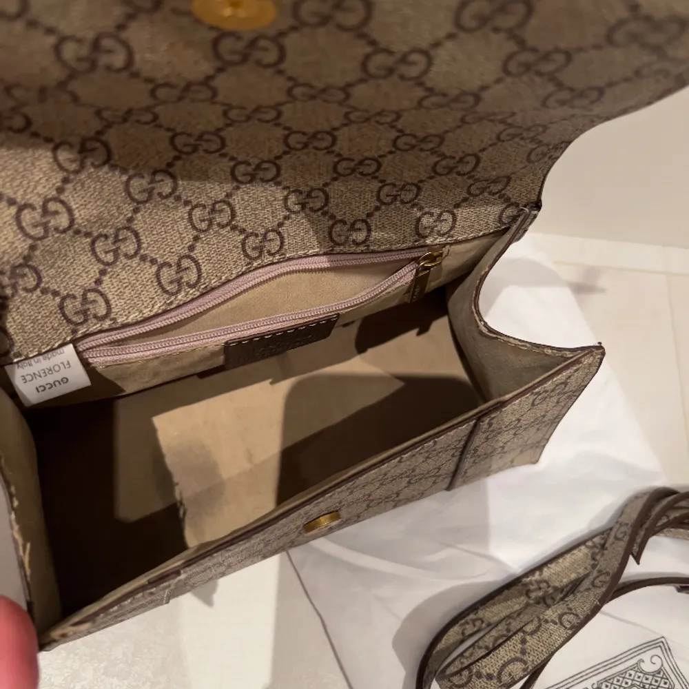 Cool och unik hourglass bag inspererad från Balenciaga x Gucci kollektionen. Topp kvalitet. Finns en liten fläck på insidan av väskan men den ser annars helt ny ut. Dustbag och band medföljer. Använd köp nu eller skriv för fler bilder. Väskor.