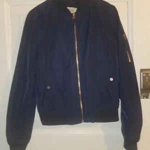 Tunn bomberjacka  - Fint skick. Fickor fram och en på ärmen. 