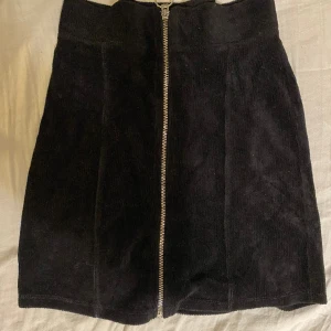 Kjol  - Kjol i velour med dragkedja. Du kan ha dragkedjan på sidan eller fram. Säljer då den inte är min stil. Använd fåtal gånger men fint skick. Hör av dig vid frågor!