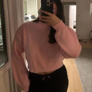 Stickad tröja - Rosa stickad tröja från Nelly!  Använd 1 gång, som ny🩷 Mer rosa i verkligheten!