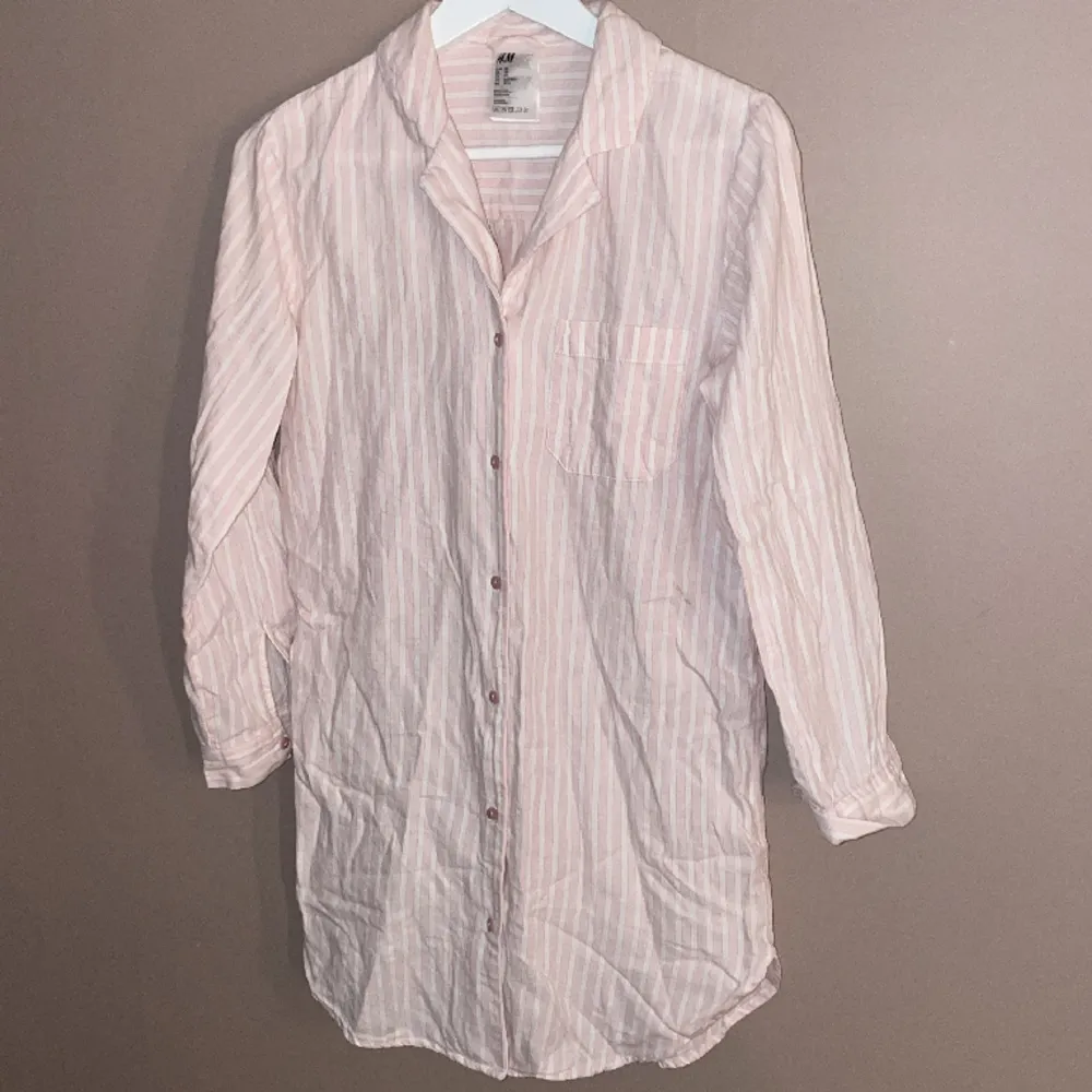En randig vit rosa skjorta😍 Materialet är supermysigt och fickan är riktig💕 Kort i armarna och lång i modellen.. Skjortor.