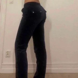 Juicy byxor - Mörkblå juicy byxor i storlex xs, köpta på plick förra året. De har ett litet hål på framfickan som är igensytt så det syns inte. Använda men de är fortfarande mjuka och i relativt bra skick. Bilderna är från förra säljaren💕