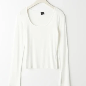 Långärmad topp - Långärmad tröja från Gina i världens mjukaste material. Supersöt men används inte!❤️