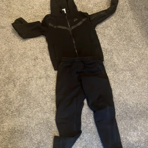 Nike tech - Säljer min old season Nike tech pga att den är för liten skick 8/10