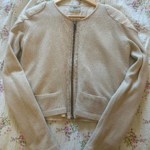Jättesnygg Acne jacka 🤩🤩 - Köpt för ungefär 2 år sedan, i bra skick och bara använda endast några gånger 💗Det är modellen pop classics 🫶