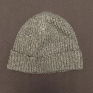 Mössa - Fin grå mössa från hm. Säljs för att den inte kommer till anbändning.