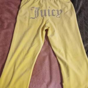 Endast testade Juicy byxor i en härlig gul färg. 