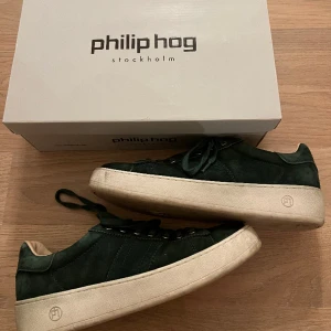 Gröna skor  - Mörkgröna sneakers från philip hog med hög sula. Gulddetaljer och använt fåtal gånger💕💕nypris 1000