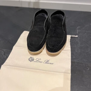 Loro piana - Funkar bra till vintern allt og finns, lite smutsiga men går att rädda dom med lite kärlek.  Kom DM för fler bilder