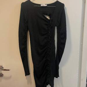 Den perfekta lilla svarta klänningen i ribbat material, med snygga detaljer och urringad i ryggen. Går att justera resåren där fram.