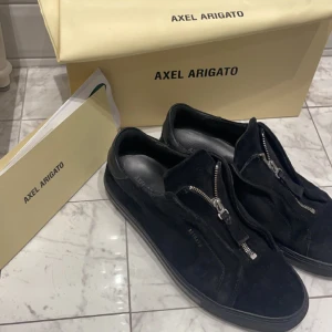 Arigato 360 zip - Ett par arigatos i nyskick, haft i tre månader men knappt använt dem. Behöver göra mig av med dem snabbt så kom med prisförslag. 