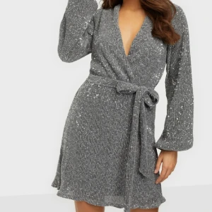 Silvri klänning  - Säljer min fina klänning.  Perfekt till alla fester.   Använd en gång  Storlek 36