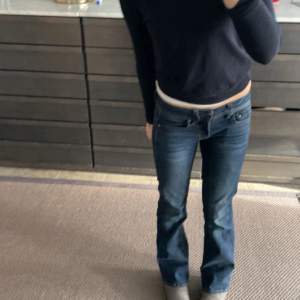 Skitsnygga lågmidjade jeans från G-star med ett nypris på 1100kr. Tyvärr lite korta för mig (är 166). Kan mötas upp i Stockholmsområdet elr frakta (köparen står för frakt!). Tyvärr fungerar inte min köp nu så endast swish eller mötas upp❤️ 