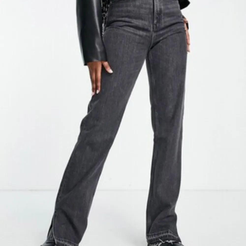 Säljer dessa högmidjade Rowe jeans från weekday med slits. Använda men i mycket bra skick🥰. Jeans & Byxor.