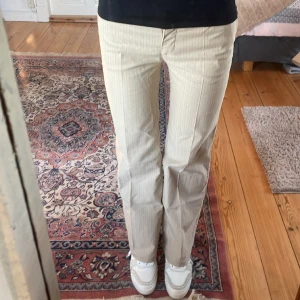 Kostymbyxor  - Skit snygga beig randiga kostymbyxor från sisters ändats testade och storlek 36🫶