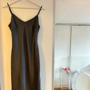 Satinklänning - Super fin klänning i nyskick! Går strax över knäna 💓💓i xs men passar även S