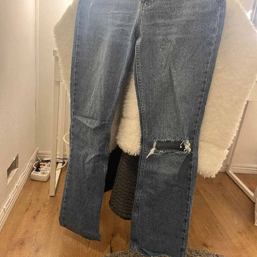 Fina jeans från Gina tricot, dom är i storlek 36 men är avklippta eftersom dom va för långa på mig. Jag är 163 och sitter på bra mig. Jeans & Byxor.