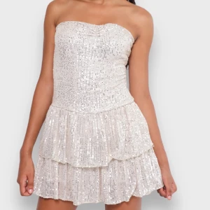 Nyår kläning - Säljer denna fina kläning från meet me there! Då jag vill ha en annan kläning🫶🏽 Har bara testat den så skicket är i nyskick🥰