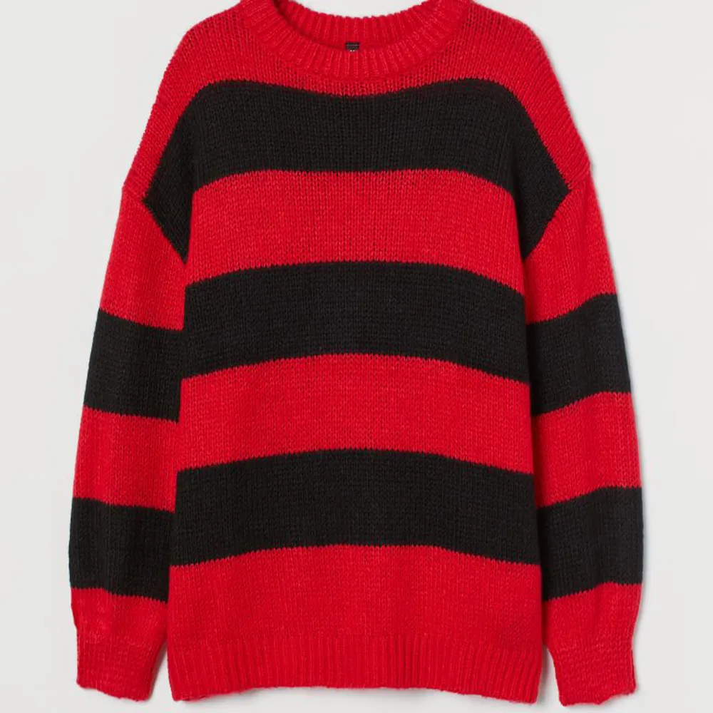 Svart och röd randig tröja från H&M i storlek S. Bara använd fåtal gånger och i bra skick. . Tröjor & Koftor.