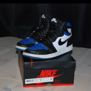 Nike Air Jordan 1 Royal Toe  - Använda men i bra skick. Nypris 4-5 tusen Köparen betalar frakt. Kan mötas upp vid försäljning i och runt Malmö.