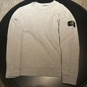 Stone island tröja - Säljer nu en riktigt fet Stone island tröja som passar skit bra nu till vintern. Tröjan är i ett högt och bra skick (9/10) eftersom den är enbart använd cirka 3 gånger. Om ni vill veta nåt mer om plagget eller är intresserade så är det bara skriva! 