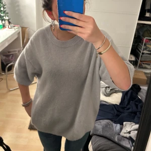 Stickad t-shirt  - Säljer denna stickade kortärmade tröjan🫶🏼Superfin o mjuk tröja som passar till allt!! Jag har oftast storlek xs/s i tröjor💞💞(köpt från Chelsea i Gbg) 