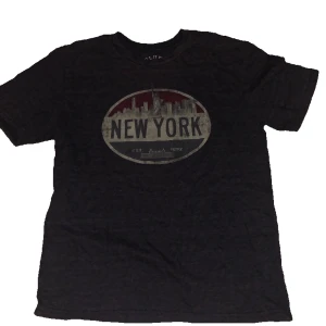 New york tshirt  - En thriftad tröja med fett tryck på. No flaws och kan passera för en S. Kom dm för frågor och liknande. Den är mörkgrå ish