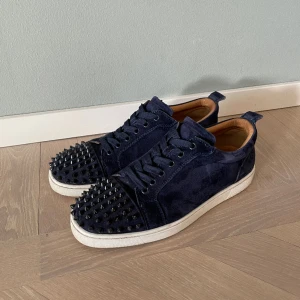 Christian Louboutin junior spikes marinblå - Tjena!  Säljer nu ett par riktigt feta marinblå Loubs i storlek 43, sitter ungefär en halv storlek större, en sällsynt modell. Skorna är i fint skick, box och dustbag medföljer vid köp! Hör av er om ni har några andra frågor mvh Jonathan 