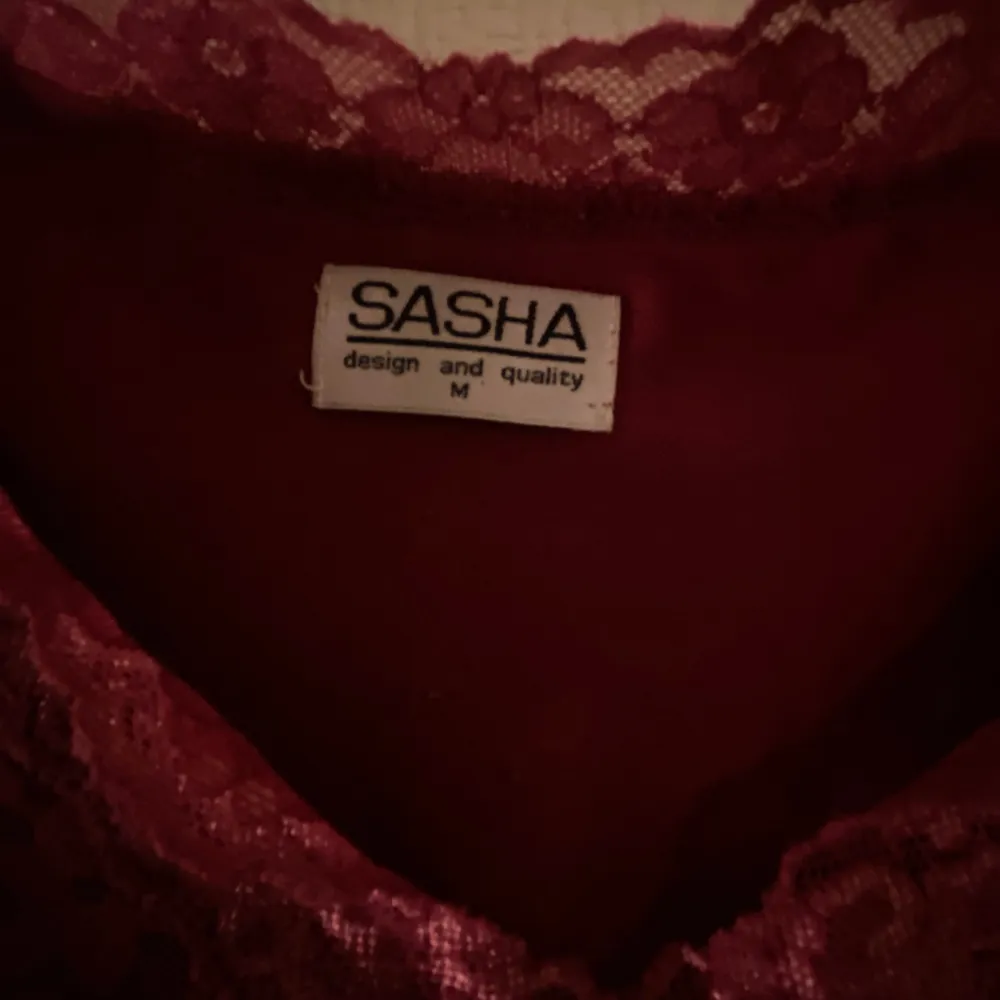 Superfint rött spetslinne från märket Sasha i stl M. . Toppar.