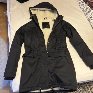 Fluffig vinterjacka  - Fluffig vinterjacka från lager 157 i storlek xs. Sparsamt använd.