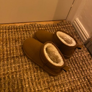 Uggs  - ”Uggs” från zula Stockholm Helt oanvända då de var för små för mig och returtiden har gått ut! De är i storlek 36 men skulle säga att de är mer som 35 eller 35,5! Nypris 549