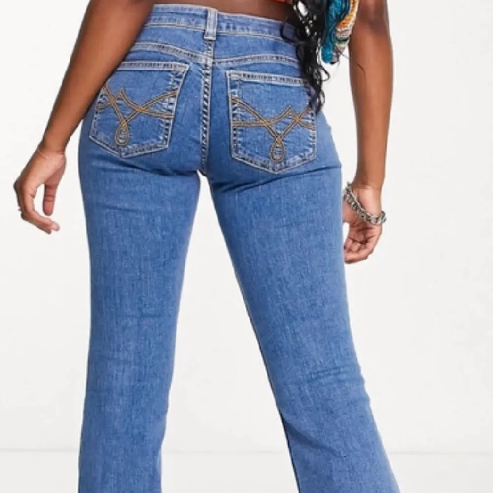 Superfina bootcut jeans som är sparsamt använda då jag köpte de i en storlek för stor. . Jeans & Byxor.