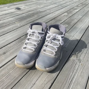 Jordan 11 cool grey - Box och äktighetsbevis, dm för fler bilder. Pris kan diskuteras vid snabb affär. Bra skick 