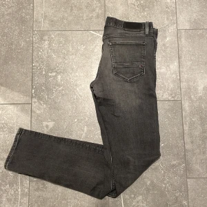 Hillfiger jeans  - Tjenare, säljer ett par riktigt snygga jeans från tommy hilfiger i en slimfit modell. Tillsynes bra skick men fickorna är trasiga och därav priset.