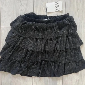 Zara kjol - Säljer denna snygga zara kjolen som är helt ny, prislappen kvar! Säljer då den inte riktigt var min stil💕 Passar Xs-S