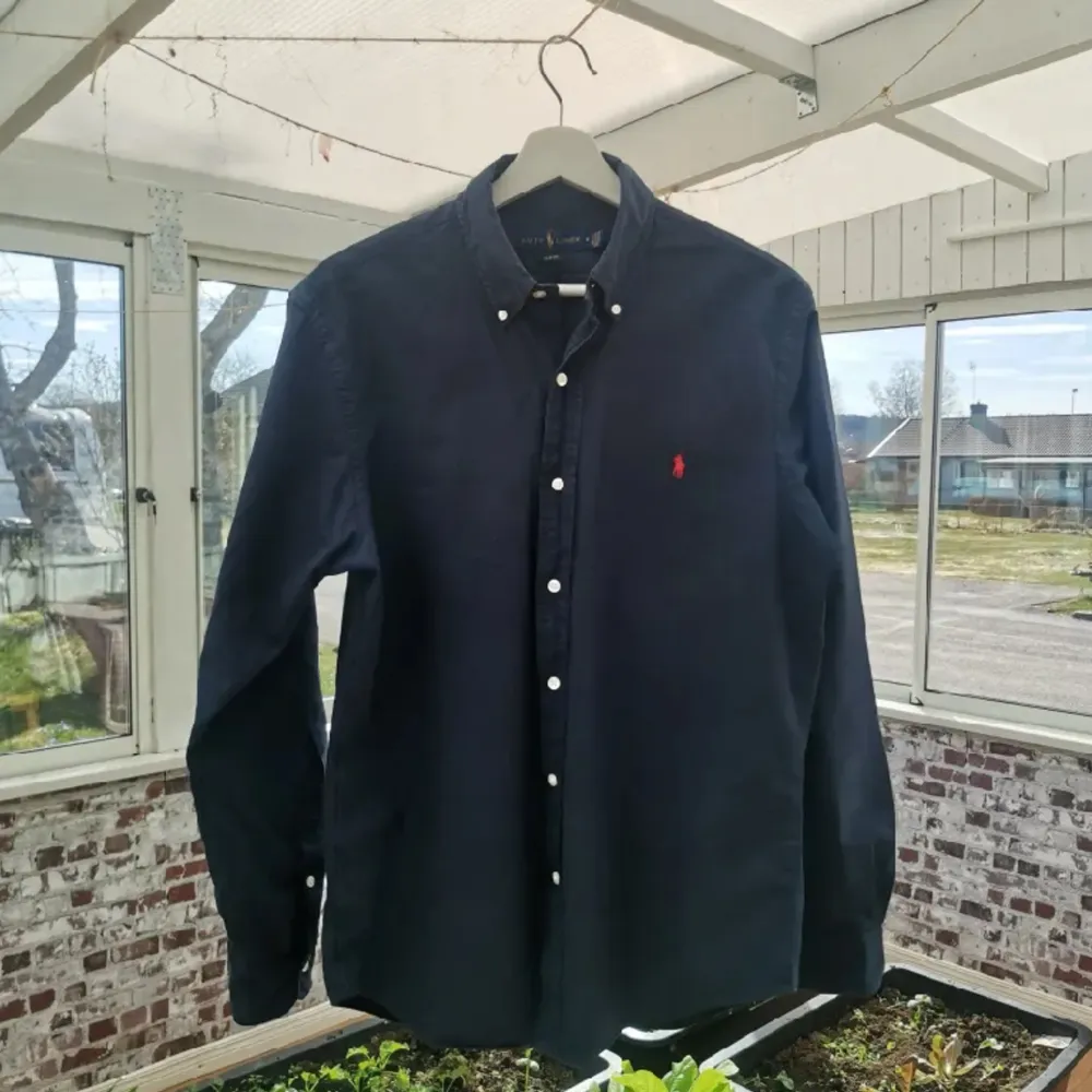 Mörkblå ralphlauren sjorta i mörk blå färg med röd logotyp i fint skick först till kvarn👍. Skjortor.