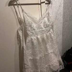 Vit klänning  - En vit klänning i stl s. Öppen i ryggen 