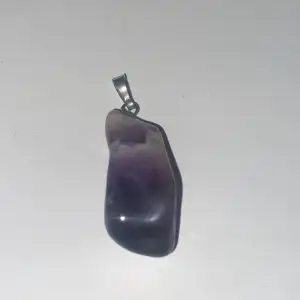 Säljer denna skit snygga kristallen som man kan sätta på en kedja det är en äkta ametist den har lite defekter som man kan se på bild 2 jag köpte den för 100kr
