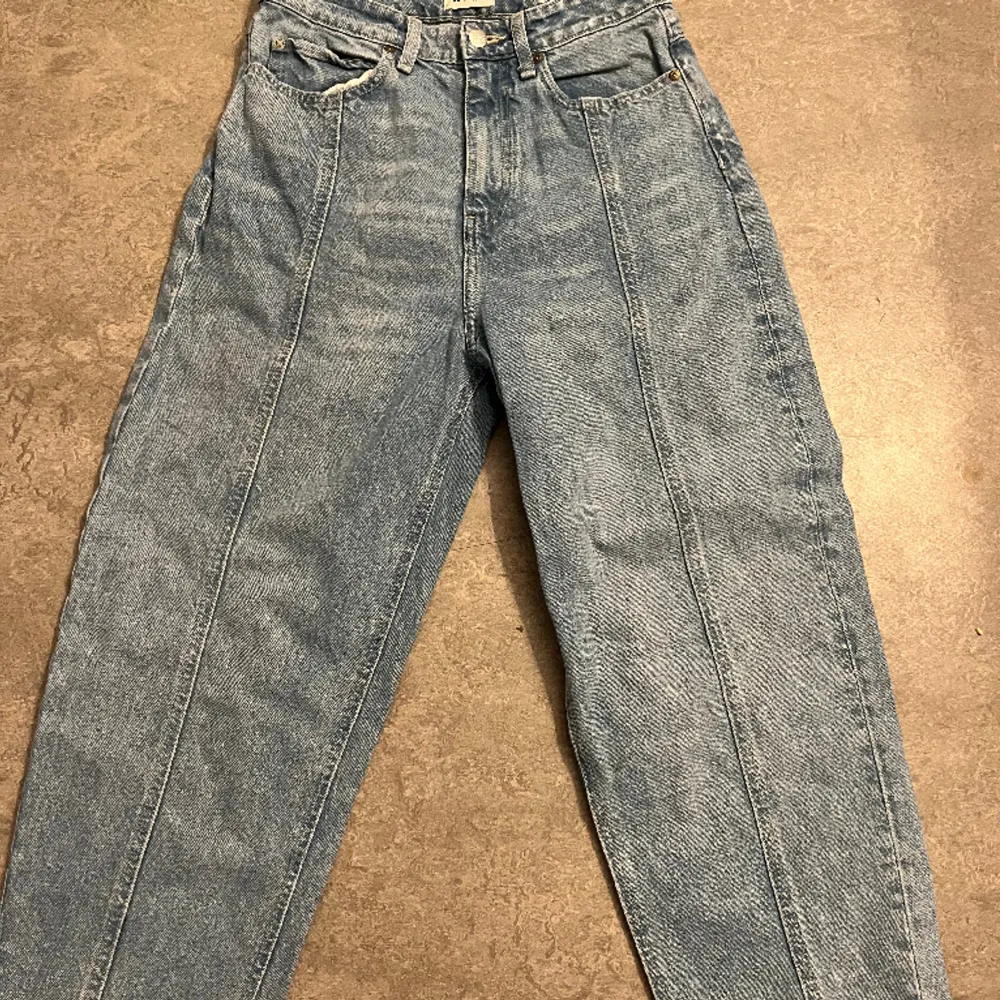 Fina baggy jeans, säljer pga att den aldrig används längre. storlek: 36✨. Jeans & Byxor.