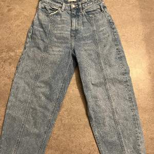 Fina baggy jeans, säljer pga att den aldrig används längre. storlek: 36✨