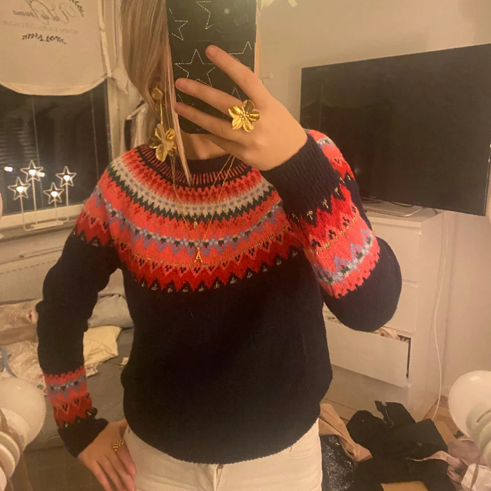 Såå mysig o varm stickad tröja i ullblandning med glitter detaljer💕Aldrig använd! Nypris 699kr💕. Neuleet.
