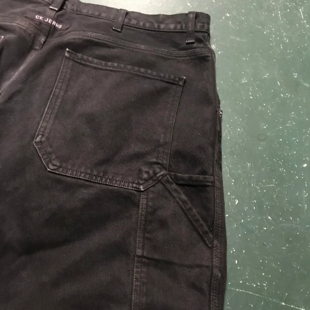 skitsnygga jeans från calvin clein i bra skick, liten missfärgning vid ena fickan men de addar bara till vintage looken. Jeans & Byxor.