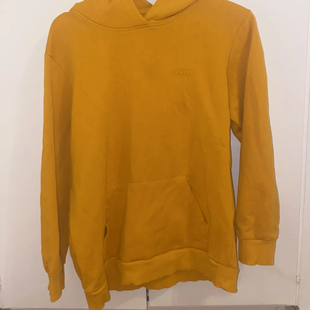 Orange hoodie från Kappahl. Den exakta färgen syns på bild 1 men tröjan i helhet bild 2. Känguru ficka, ribbade muddar i nederkant på tröjan och på ärmarna längst ut. . Hoodies.